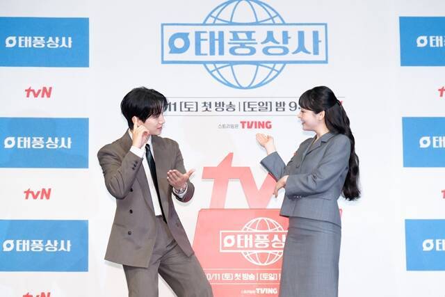 배우 이준호(왼쪽)와 김민하가 tvN 토일드라마 '태풍상사'에서 호흡을 맞춘다. /tvN