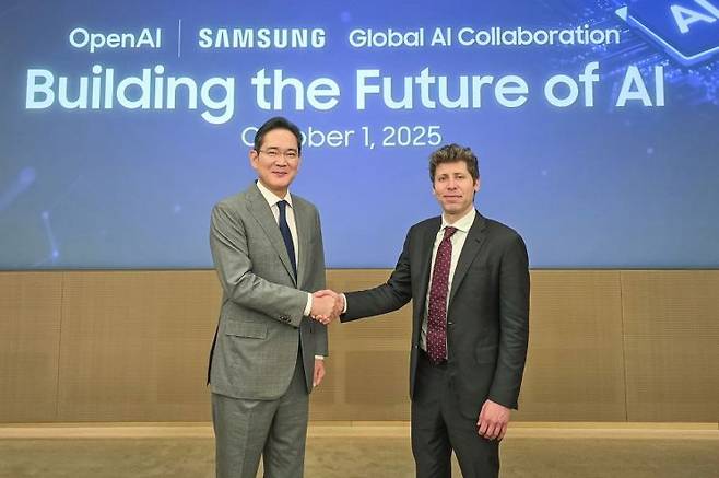 이재용 삼성전자 회장이 1일 삼성전자 서초사옥에서 샘 올트먼 오픈AI 대표와 '글로벌 AI 핵심 인프라 구축을 위한 상호 협력 LOI(의향서) 체결식'에서 악수하는 모습. 삼성은 오픈AI의 전략적 파트너사로서 반도체, 데이터센터, 클라우드, 해양 기술 등 각사의 핵심 역량을 결집시켜 전방위적인 협력 체계를 구축할 예정이다. 삼성전자 제공
