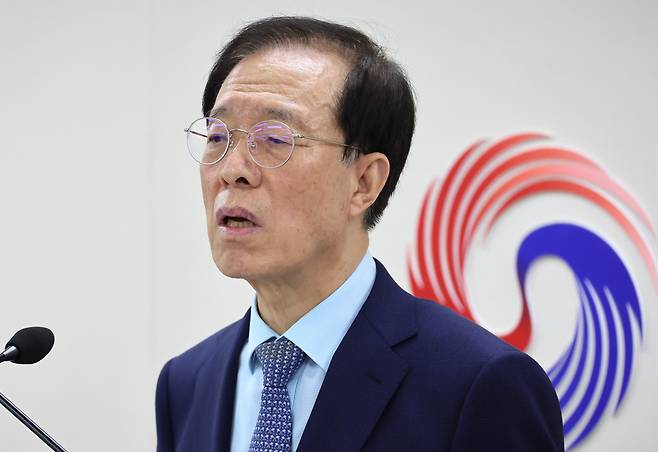 이석연 국민통합위원장이 30일 서울 종로구 정부서울청사 국민통합위원회 대회의실에서 기자간담회를 하고 있다./연합뉴스