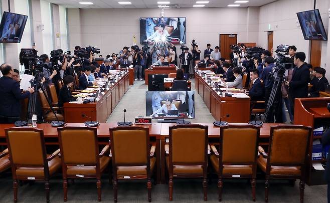 30일 오후 서울 여의도 국회 법제사법위원회 전체회의에서 추미애 위원장이 의사봉을 두드리고 있다. 이날 조희대 대법원장은 청문회에 불출석했다. /남강호 기자