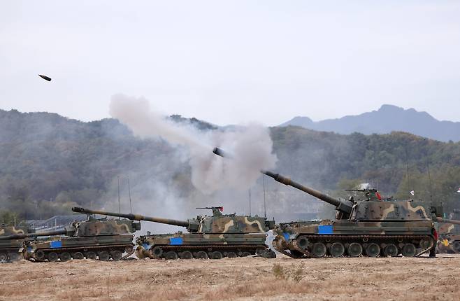 2024년 10월 21일 강원 철원군 문혜리 훈련장에서 호국훈련의 일환으로 열린 실사격 훈련에서 육군 7기동군단 예하 수도기계화보병사단의 K9A1자주포가 포탄을 발사하고 있다./연합뉴스