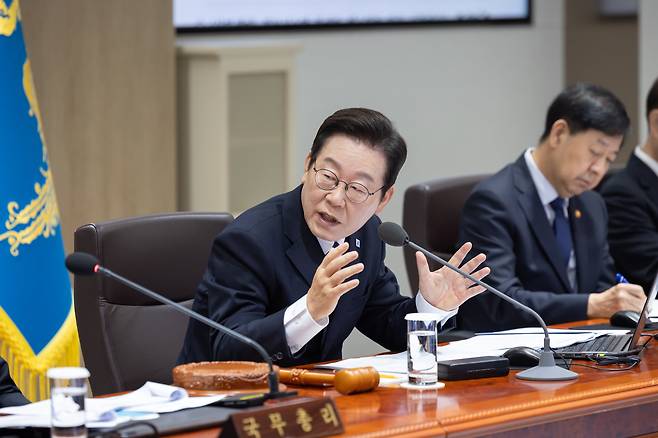 이재명 대통령이 30일 서울 용산 대통령실 청사에서 열린 제44회 국무회의에서 발언을 하고 있다./대통령실
