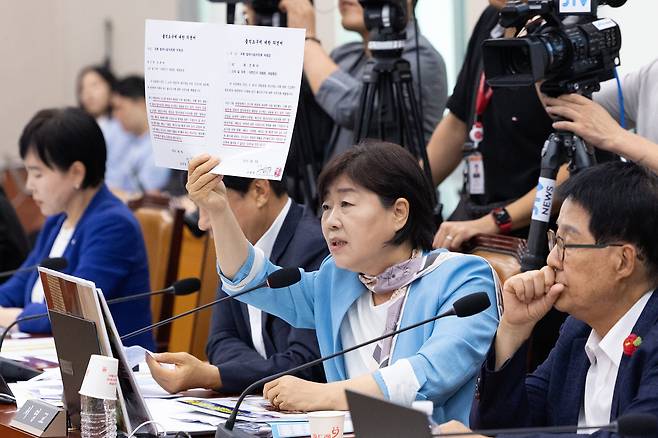 30일 서울 여의도 국회에서 열린 제429회국회(정기회) 법제사법위원회 제7차 전체회의에서 서영교 더불어민주당 의원이 조희대 대법원장의 불출석 사유를 들어보이고 있다. /뉴스1