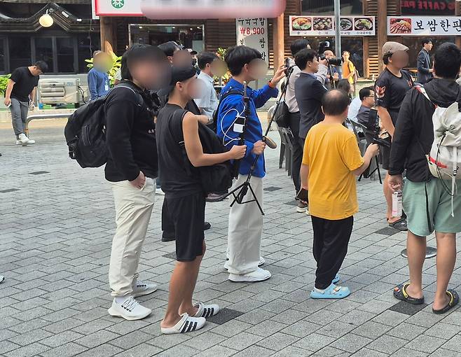 지난달 29일 부천역 일대 피노키오 광장에서 인터넷 방송인들이 실시간 방송을 하고 있다. /뉴스1