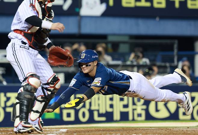 1일 잠실에서 열린 프로야구 NC와 LG의 경기, 8회초 1사 만루에서 NC 데이비슨의 희생 플라이에 3루주자 김주원이 홈으로 들어오고 있다. /뉴시스