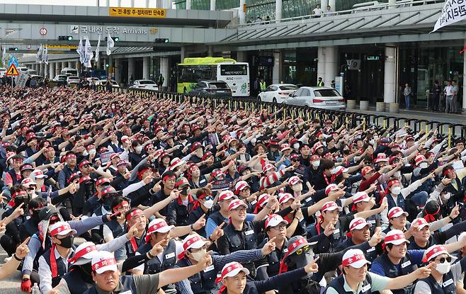 1일 서울 강서구 김포국제공항 국내선 청사 앞에서 열린 전국공항노동자 총파업 대회에서 참석자들이 연속야간노동 근절 위한 교대근무제도 개선 등을 요구하고 있다. /연합뉴스