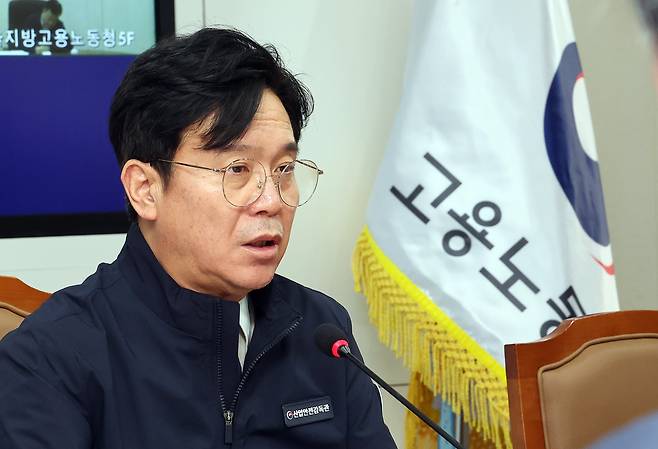 김영훈 고용노동부 장관이 지난달 30일 정부세종청사 고용노동부 소회의실에서 열린 산재 사망사고 감축을 위한 지방관서장 회의에서 발언하고 있다. /연합뉴스