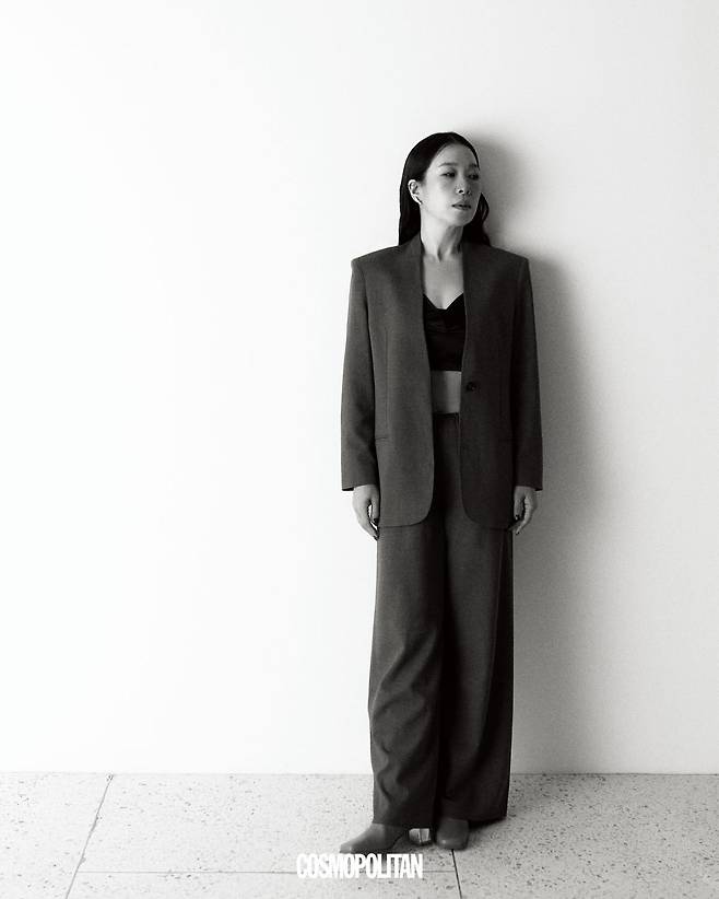 재킷, 팬츠 모두 Cos. 이어 커프 Swarovski. 부츠 Michael Michael Kors. 이너 톱 스타일리스트 소장품.