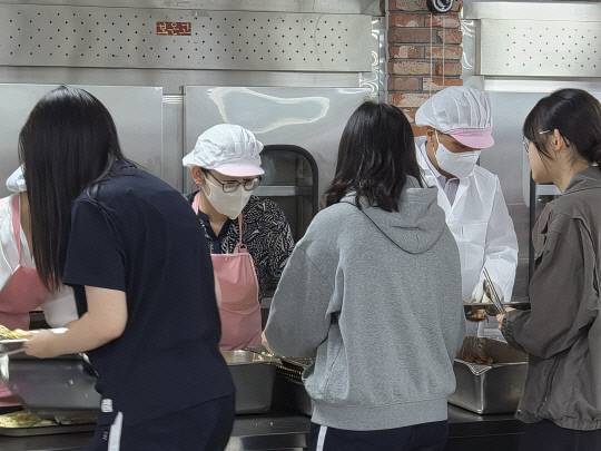 조리원들이 무기한 파업에 나서면서 대전둔산여고에서는 교장과 교감, 교직원들이 배식에 나섰다. 대전일보 DB
