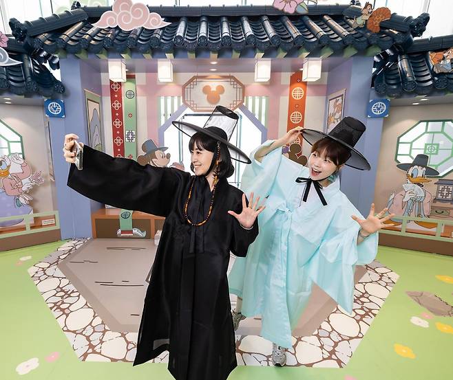 롯데월드타워 전망대 서울스카이에서 열리는 ‘디즈니 K-헤리티지’. 롯데월드 제공