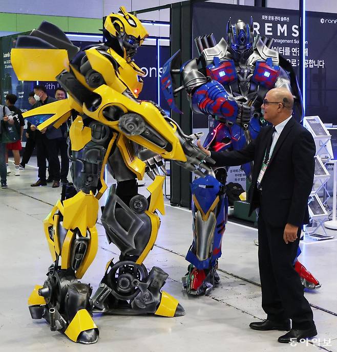 같은 행사에서 외국인 바이어가 로봇 코스튬을 입은 참가 업체 직원들과 악수를 하고 있다. 신원건 기자 laputa@donga.com