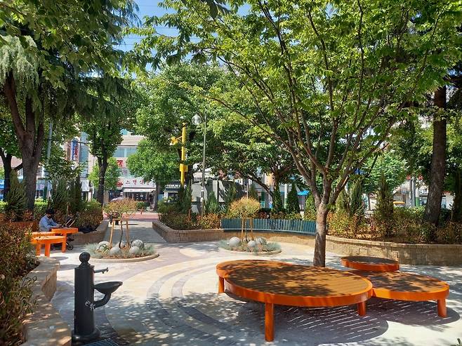 올 6월 인천 남동구 만수5동 원도심에 조성된 소규모 정원 쉼터에서 한 시민이 휴식을 취하고 있다. 
남동구 제공