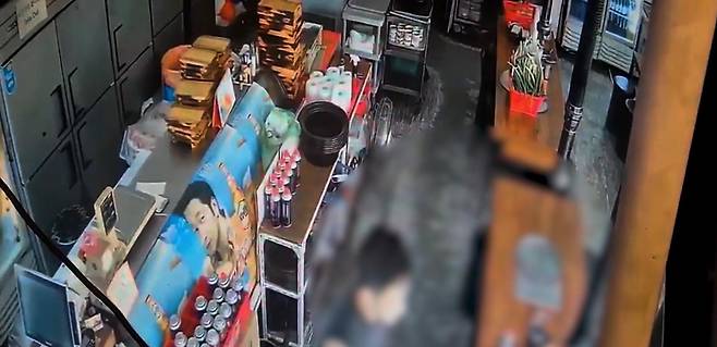 빈 음식점 침입한 A 씨. 음식점 폐쇄회로(CC)TV 캡처. 경기남부경찰청 제공