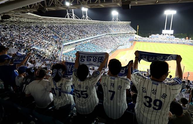 한국프로야구가 단일 시즌 최다 관중 신기록을 작성했다. 대구에는 2만4000명 만원 관중이 들어차며 삼성은 시즌 47번째 홈 경기 매진을 기록했다. 인천에는 2만1529명이, 창원에는 6590명의 관객이 찾았다.  이에 이날 경기 전까지 1084만9054명을 기록했던 올 시즌 총관객 수는 지난해 1088만7705명을 뛰어 넘는 1090만1173명을 달성했다. 사진은 이날 대구 수성구 삼성라이온즈파크에서 열린 KBO 리그 키움 히어로즈와 삼성 라이온즈의 경기에서 관중들이 열띤 응원을 하고 있다. 2025.09.05 대구=뉴시스