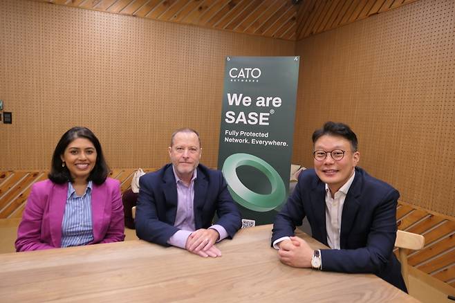 왼쪽부터 코말 슈루티(Komal Shruti) 케이토네트웍스 아시아태평양(APAC) 채널 디렉터, 그레이엄 피어슨(Graham Pearson) 아시아태평양·일본(APJ) 영업 부사장, 이동하 한국 지사장이 전자신문과 인터뷰를 마친 뒤 사진 촬영에 임하고 있다.( 케이토네트웍스 제공)