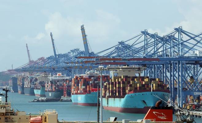 4일 부산 강서구 부산항신항 부두에서 수출입 컨테이너 선적 및 하역작업이 진행되고 있다. 뉴시스