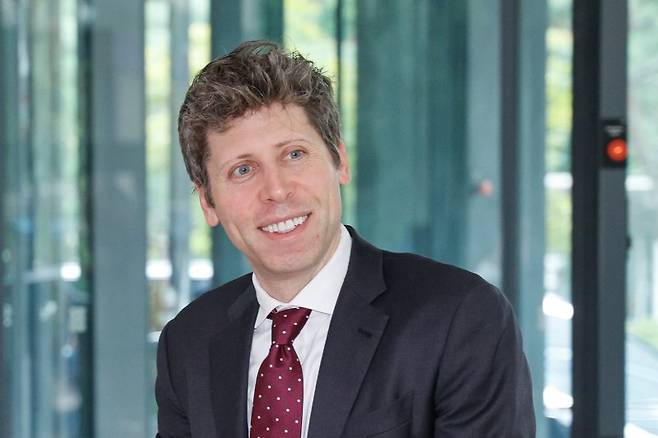 샘 알트만(Sam Altman) 오픈 AI CEO가 1일 최태원 SK그룹 회장을 만나기 위해 서울 종로구 SK서린빌딩에 입장하고 있다. 사진=뉴스1