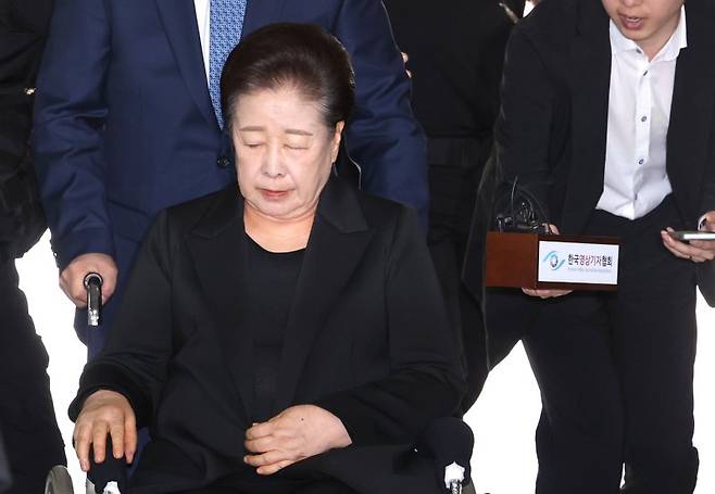 권성동 국민의힘 의원 등에게 금품을 전달하고 이권을 청탁한 혐의를 받는 한학자 통일교 총재가 지난달 22일 오후 서울 서초구 서울중앙지방법원에서 열린 구속 전 피의자심문(영장실질심사)에 출석하고 있다. 사진=뉴스1