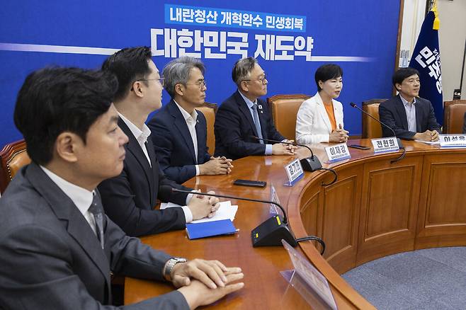 더불어민주당 3대 특검 특별위원회 총괄 위원장인 전현희 최고위원이 1일 국회에서 열린 특위 회의에서 인사말을 하고 있다. 이날 회의에서 특위 위원들은 전날 김건희 특검에서 불거진 검찰청 파견 검사들의 복귀 요청과 관련한 의견을 논의할 계획이다. 연합뉴스