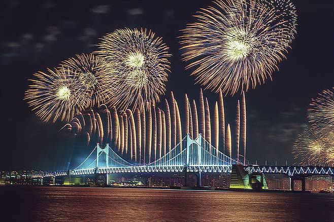 부산불꽃축제가 열리는 광안리해수욕장 야경. 클립아트코리아