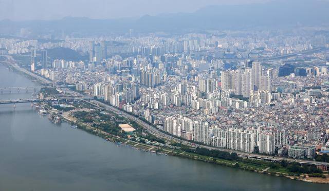 지난달 29일 서울 송파구 롯데월드타워에서 바라본 한강변 아파트 단지. 뉴스1