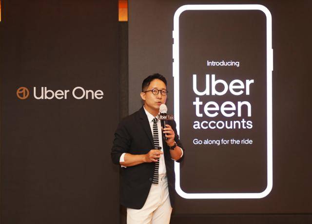 송진우 우버택시 대표가 8월 26일 서울 소공동 롯데호텔에서 기자간담회를 갖고 다음 달 새로 시작하는 월 구독 서비스 '우버 원'을 발표하고 있다. 우버택시 제공