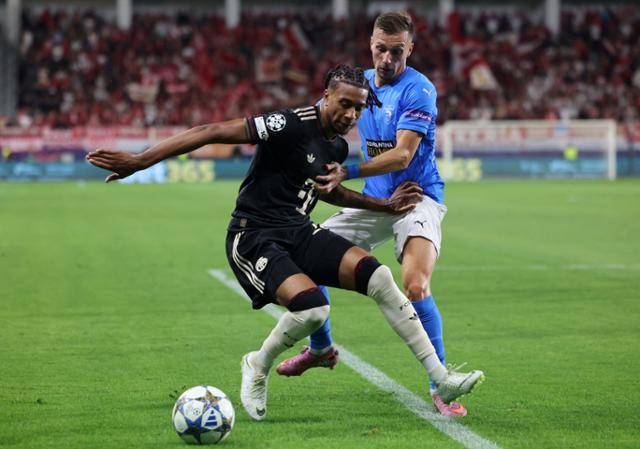 파포스의 미슬라브 오르시치(오른쪽)가 1일 키프로스 리마솔의 알파메가 스타디움에서 열린 바이에른 뮌헨과의 2025~26시즌 UEFA 챔피언스리그 리그 페이즈 2차전에서 상대의 공격을 막고 있다. 리마솔=AP 연합뉴스