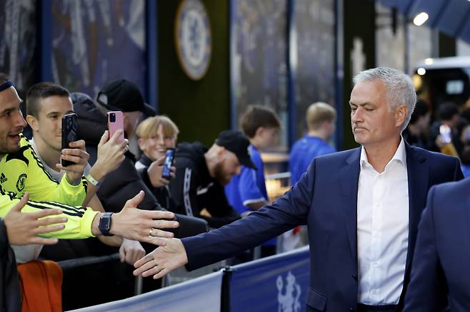 <yonhap photo-1553=""> epaselect epa12417621 Benfica's head coach Jose Mourinho handshakes with fans as he arrives prior to the UEFA Champions League league phase match between Chelsea FC and SL Benfica in London, Great Britain, 30 September 2025. EPA/TOLGA AKMEN/2025-10-01 05:01:22/ <저작권자 ⓒ 1980-2025 ㈜연합뉴스. 무단 전재 재배포 금지, AI 학습 및 활용 금지></yonhap>