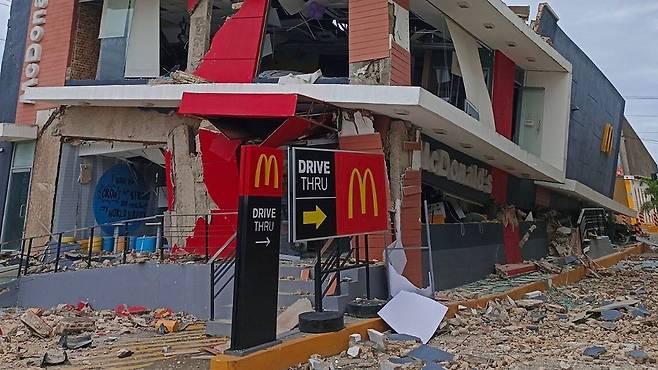 필리핀 중부 세부섬 보고시의 상가 건물이 전날 밤 강진으로 무너진 모습 2025.10.01