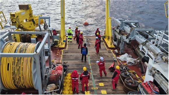 아라온호 승조원들이 북극해 계류 연구장비를 회수하고 있다. [사진=극지연구소]