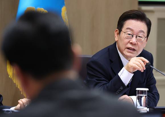 이재명 대통령이 30일 용산 대통령실에서 열린 제44회 국무회의에서 질문하고 있다. [사진=연합뉴스]