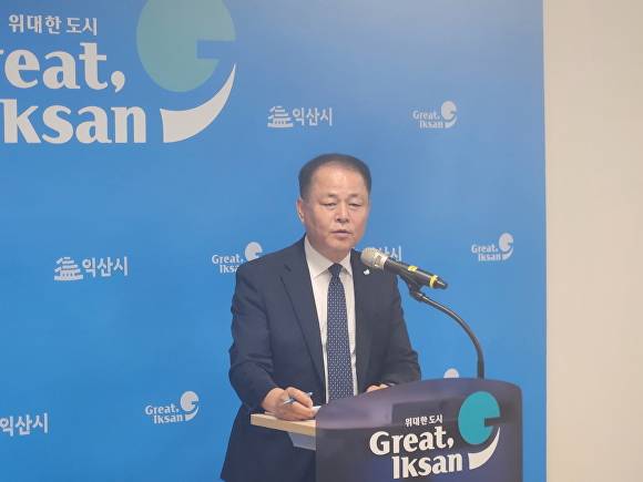 배석희 문화교육국장이 교육발전특구 100인 원탁회의와 관련한 언론 브리핑을 하고 있다. [사진=익산시 ]