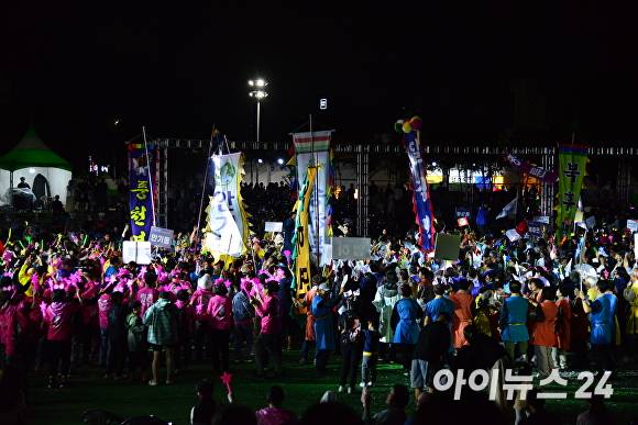 안동국제탈춤축제 행사장에서 현직 시의원이 미성년자 외국인 공연단원을 성추행한것으로 알려져 논란이다. [사진=안동시]