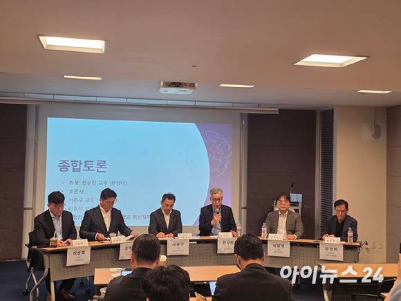 1일 서울 대한상공회의소에서 열린 '공정한 유통생태계를 위한 플랫폼 정책 방향' 정책포럼에서 학계 전문가들이 배달앱 수수료 상한제를 두고 토론하고 있다. [사진=전다윗 기자]