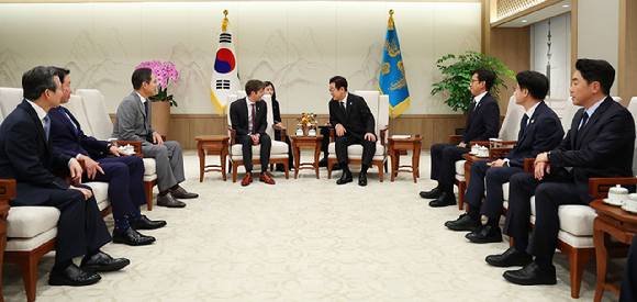 이재명 대통령이 1일 용산 대통령실에서 오픈AI 샘 올트먼 대표와 대화하고 있다. [사진=연합뉴스]