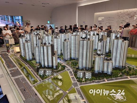 서울 서초구 양재동에 마련된 '디에이치 아델스타' 견본주택 방문객들이 단지 모형도를 둘러보고 있다. [사진=이수현 기자]