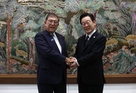 이재명 대통령과 이시바 시게루 일본 총리가 30일 부산시 해운대구 누리마루 APEC하우스에서 열린 한·일 정상회담에 앞서 악수하고 있다. [사진 대통령실사진기자단]