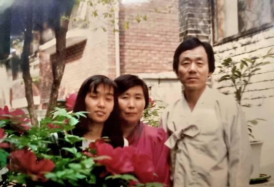 젊은 시절 한강의 가족사진. 아버지 한승원, 어머니 임감오씨와 함께했다. [사진 한승원]