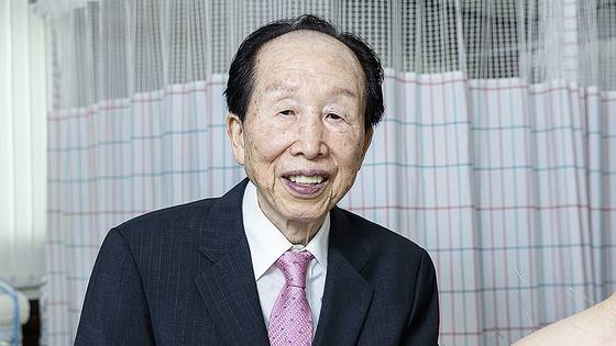 안봉승(94) 한의사가 서울 마포구에 위치한 그의 한의원에서 활짝 웃으며 기념촬영을 하고 있다. 장진영 기자