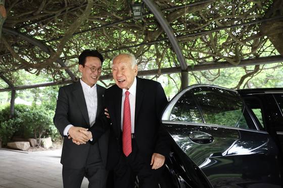 김민석 국무총리가 지난 7월 31일 서울 종로구 국무총리 공관 앞에서 신동식 한국해사기술 회장을 직접 맞이했다. 김 총리는 이날 한국 조선업의 산증인인 신 회장을 초청해 제조업의 미래에 관해 자문을 구했다고 한다. 사진 총리실