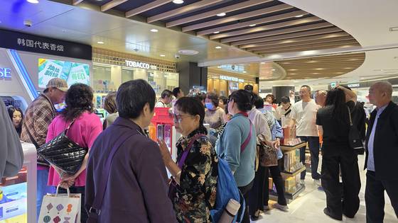 29일 서울 중구 소공동 롯데면세점을 찾은 중국인 단체 관광객들이 매장 면세품을 둘러보고 있다. 사진 노유림 기자