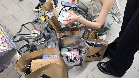 29일 서울 중구 올리브영 명동타운점을 찾은 류모(20)씨는 "중국에 있는 친구들 몫까지 화장품을 구매했다"며 "틱톡(글로벌 동영상 플랫폼)과 샤오홍슈(중국 대표 소셜 미디어 플랫폼)에서 한국 화장품 정보를 얻는다"고 말했다. 사진 노유림 기자