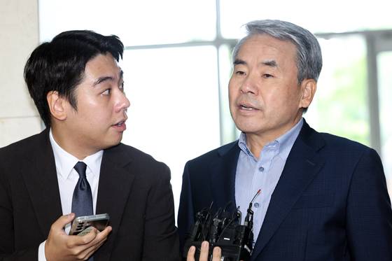 이종섭 전 국방부 장관이 지난달 30일 오전 서울 서초구 서초중앙로 순직해병 특검(이명현 특별검사) 사무실에서 피의자 조사를 받기 위해 출석하고 있다. 뉴스1