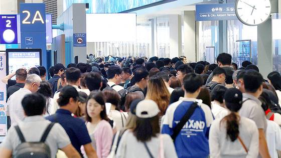 전국공항노동자연대가 파업을 진행 중인 가운데 인천국제공항 출국장은 해외로 여행을 떠나려는 승객들로 붐비고 있는 모습. 사진 연합뉴스