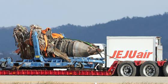 제주항공 여객기 참사 7일째인 지난 1월 4일 오후 전남 무안국제공항 참사 현장에서 로컬라이저(방위각시설) 둔덕에 파묻힌 제주항공 7C2216편의 엔진이 실린 트럭이 이동하고 있다. 뉴스1