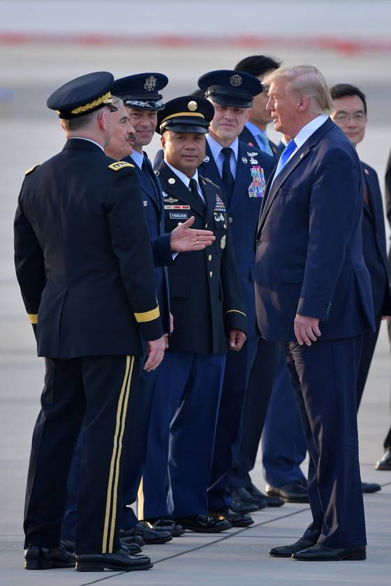 도널드 트럼프 미국 대통령이 지난 2019년 6월 경기도 오산 미 공군기지를 통해 입국한 뒤 해리 해리스 주한미국대사(왼쪽 둘째)와 대화하고 있다. 해리스 대사 오른쪽이 케네스 윌스바흐 당시 주한 미 7공군 사령관. 사진 공동취재단