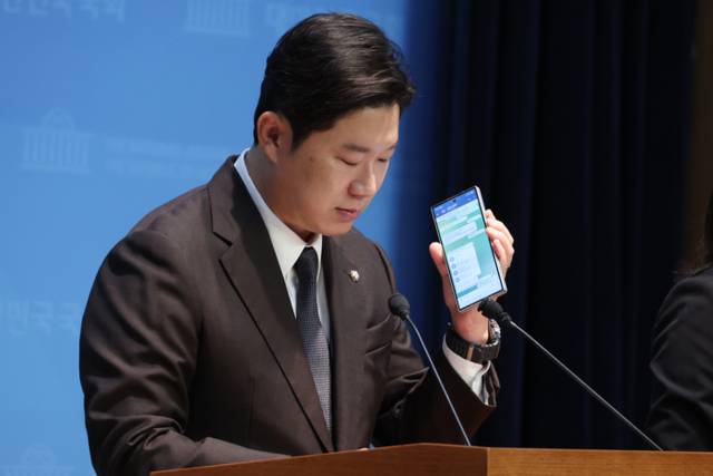 ▲ 국민의힘 진종오 의원이 30일 서울 여의도 국회 소통관에서 더불어민주당의 특정종교단체 신도를 동원한 권리당원 조작 시도 의혹을 폭로하며 제보 통화 녹취를 공개하고 있다.