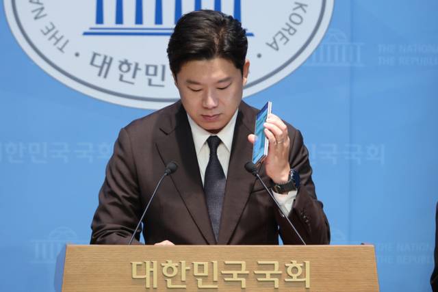 ▲ 국민의힘 진종오 의원이 30일 서울 여의도 국회 소통관에서 더불어민주당의 특정종교단체 신도를 동원한 권리당원 조작 시도 의혹을 폭로하며 제보 통화 녹취를 공개하고 있다.