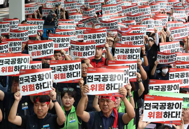 ▲ 인천국제공항 노동자가 가입한 민주노총 공공운수노조 인천공항지역지부와 나머지 14개 공항 노동자가 가입한 전국공항노동조합으로 구성된 전국공항노동자연대가 지난 19일 인천 영종도 인천국제공항 제2여객터미널에서 연 총파업 대회에서 참가자들이 손팻말을 들고 구호를 외치고 있다. 전국공항노동자연대는 이날 경고 파업을 진행한 후 추석 연휴 전 무기한 총파업을 진행할 것이라고 예고했다. 연합뉴스