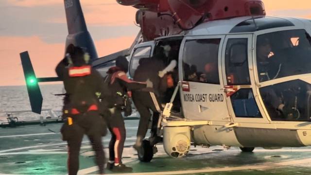 ▲ 손목 절단 선원 이송 모습.